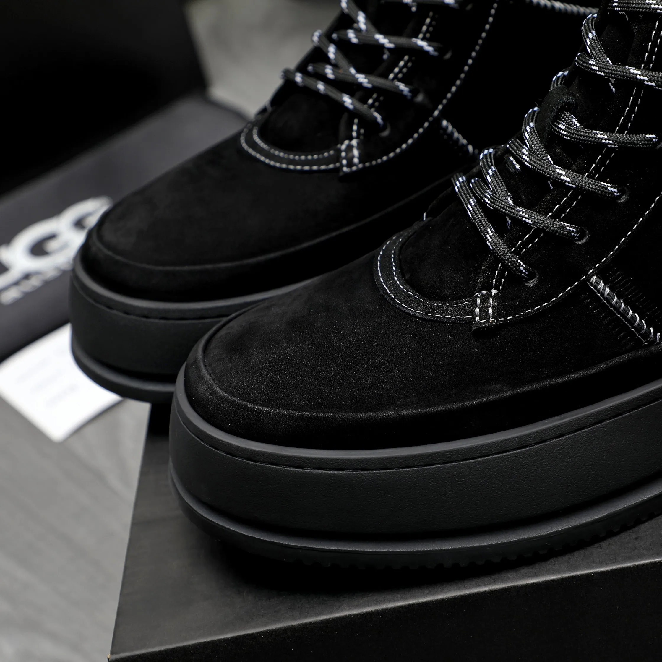 P620 Product trademark: "UGG" Gaobang men's shoes Regular size: 39-44 Product materials: Selected suede cowhide upper, wool lining, original outsole